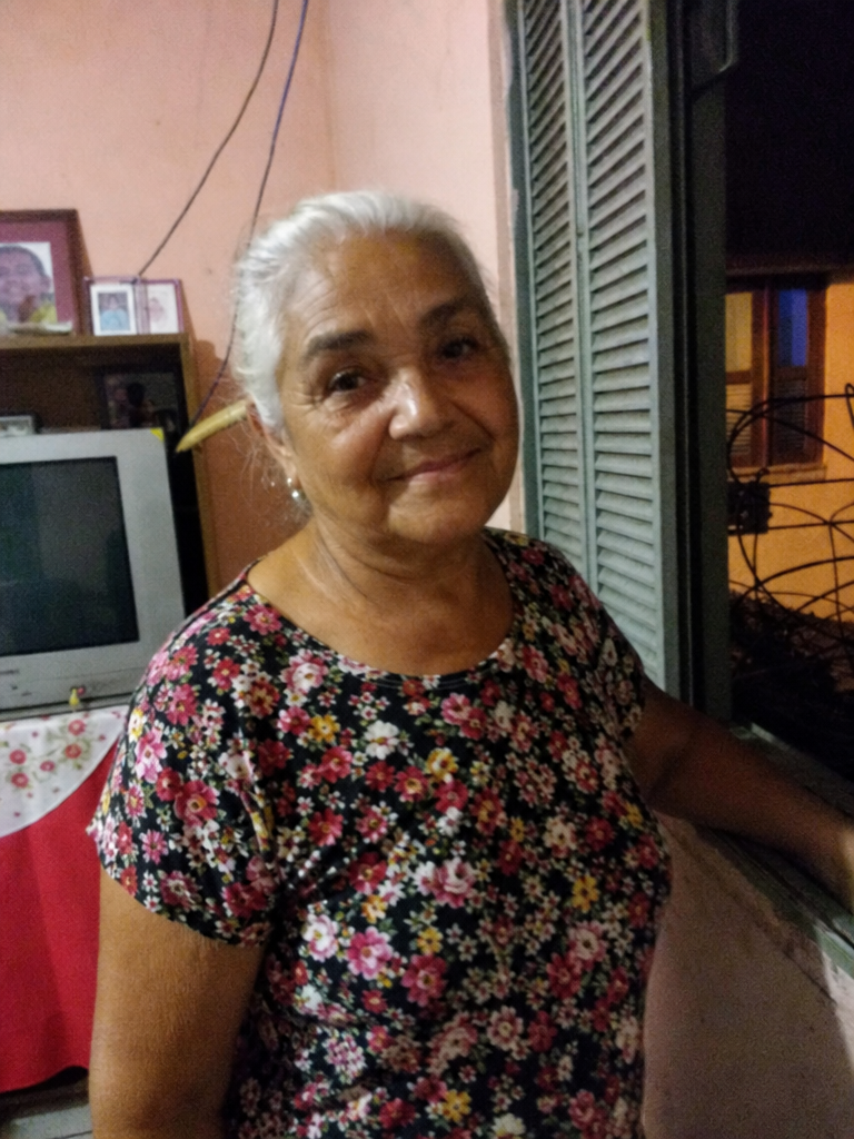 Teresa C., 70 anos — Cotovelo dolorido